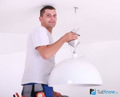 как повесить люстру на гипсокартонный потолок
