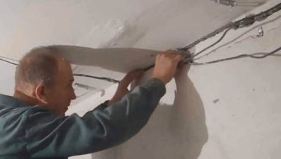 как закрепить провод на стене