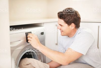 почему стиральная машина бьет током