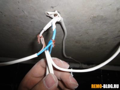 как закрепить провод на потолке