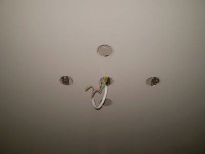 как повесить люстру на натяжной потолок