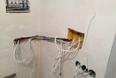 как спрятать провода в квартире