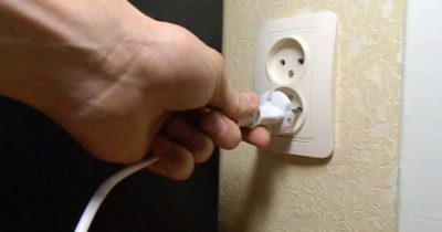 как снять выключатель со стены
