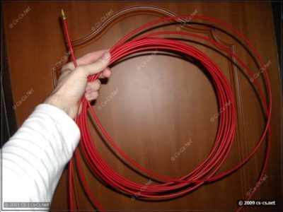 как протянуть кабель в трубе