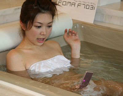 что будет если уронить телефон в ванну
