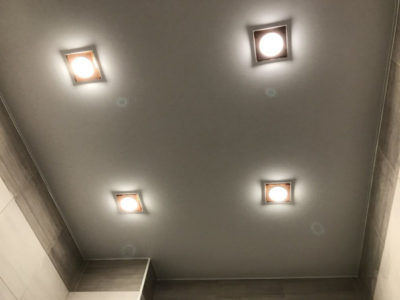как расположить светильники на натяжном потолке
