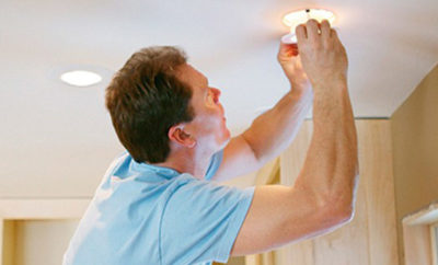 как поменять лампочку в натяжном потолке