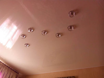 как расположить лампочки на натяжном потолке