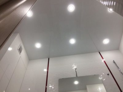 как расположить точечные светильники на натяжном потолке